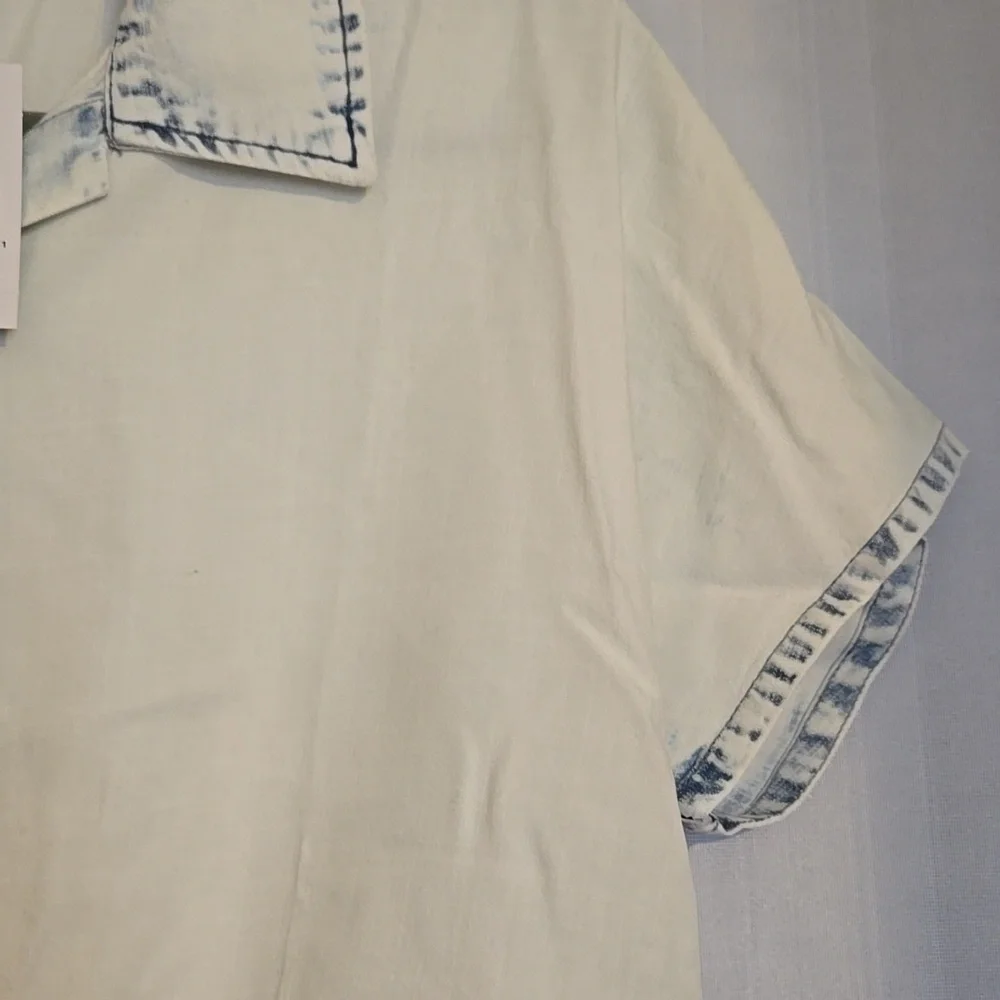 Kut from the Kloth Light Wash Cropped Button-Up Shirt Sz XS NWT - Picture 3 of 7